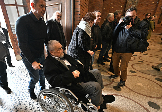 Stovky lidí se v kostele loučily s Petruškou Šustrovou, dorazil i Schwarzenberg