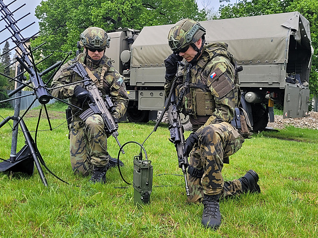 Čeští spojaři se uplatňují i v NATO. Umí programovat, střílet a řídit Pandur