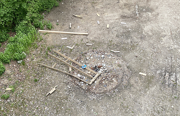 Vandal zničil unikátní dřevěné posezení u ohně navržené libereckými studenty