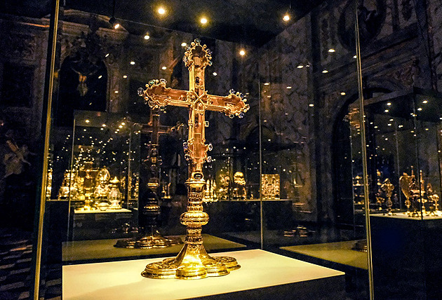 Církev chce na Hradě korunovační poklad. Pokud vše posvětí Vatikán, vystaví také korunovační kříž Karla IV.