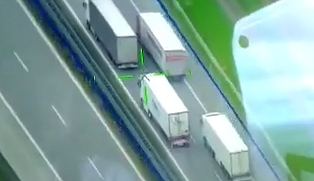 VIDEO: Takhle fakt ne. Policie ukázala záběry předjíždějících se kamionů