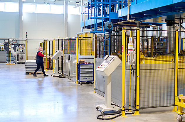 Zlínská firma Spur kv�li výrob� domk� postavila novou výrobní halu a po�ídila...