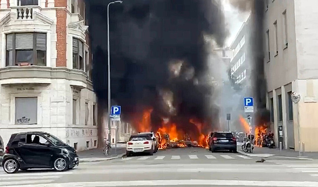 Centrem Milána otřásla exploze, oheň zachvátil několik aut
