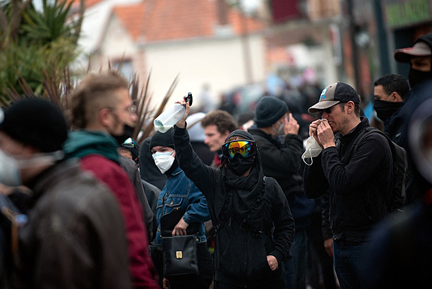 Francouzi si vybíjejí hněv na starostech, ukázal útok kvůli centru migrantů