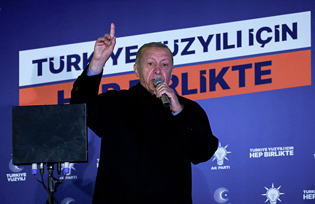 Západ už Erdogana neláká, odmítá sankce proti Rusku a sbližuje se s Asadem. Nejspíš vyhraje i 2. kolo voleb