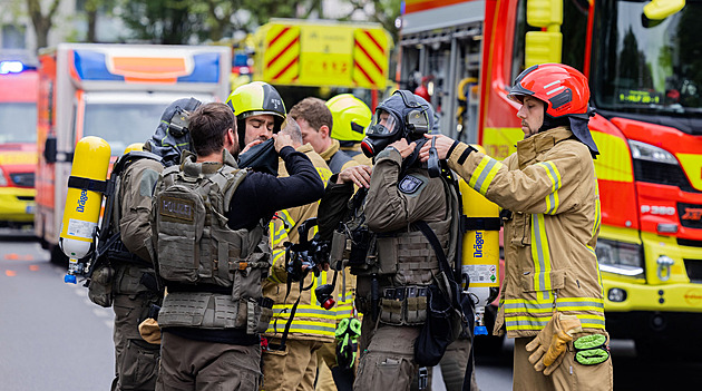 Výbuch v paneláku na západě Německa zranil dvanáct hasičů a policistů