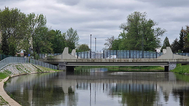 Most Kosmonautů spojuje břehy Malše v Českých Budějovicích. Ale dosluhuje.