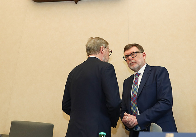 Vážně nemocný rozpočet. Vláda chce šetřit na státních zaměstnancích, koalici to může rozdělit