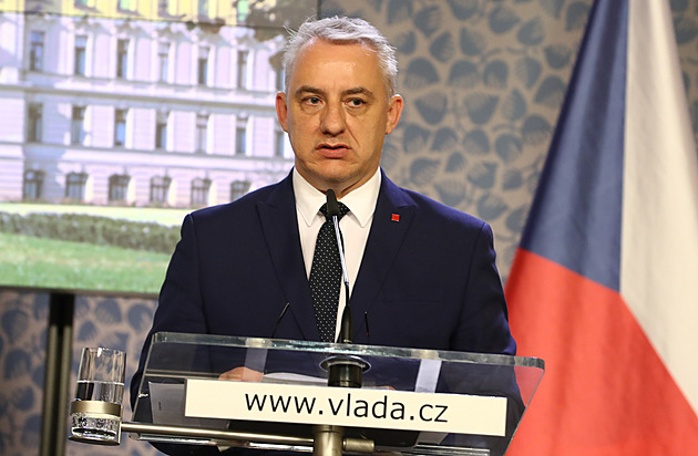 Koná se sněm odborů, restaurátoři převezou k opravě tři sochy ze Staroměstského orloje