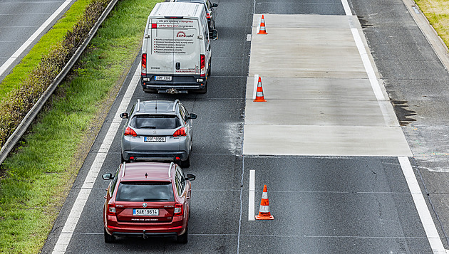 Hradecká dálnice se rozpadá, na D11 budou vyměňovat další panely