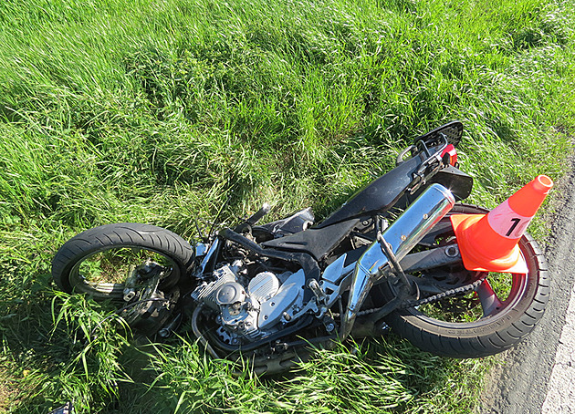 Čelní střet motorkáře s autem na silnici II. třídy mezi  obcemi Králova Lhota a...