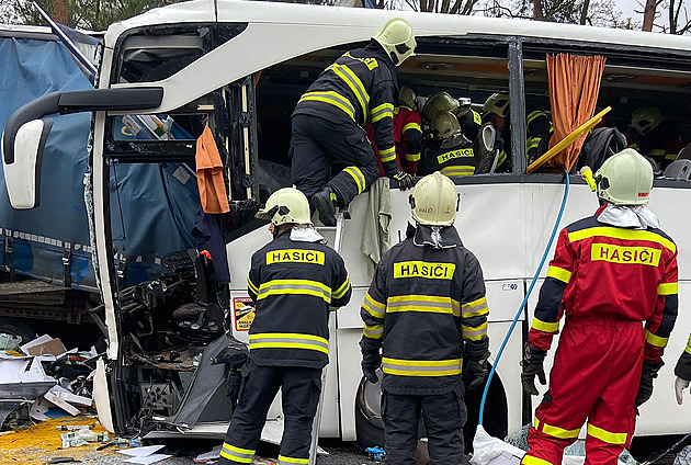 Jeden mrtvý, 59 zraněných. Na slovenské dálnici D2 se střetl autobus s kamionem