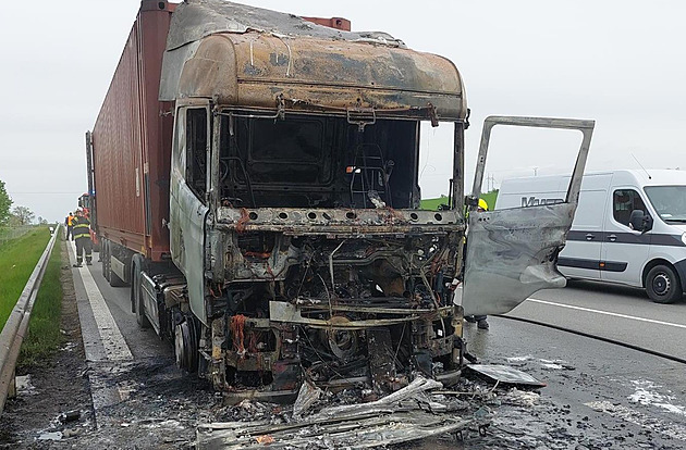 Na D1 u Šternova hořel kamion s nábytkem, hašení trvalo přes osm hodin