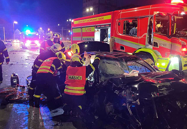 Řidič v Ostravě nad ránem boural do sloupu, tři lidé jsou zranění