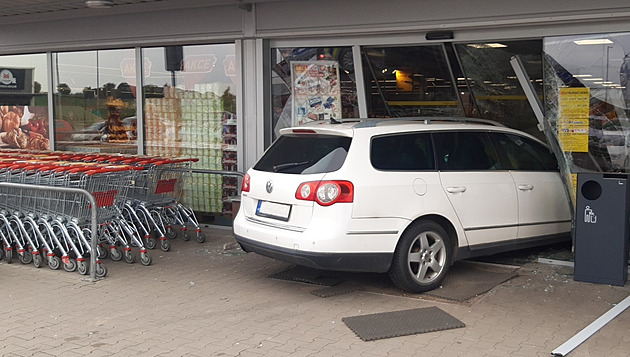 V estajovicích nedaleko Prahy vjelo osobní vozidlo do vchodu supermarketu....