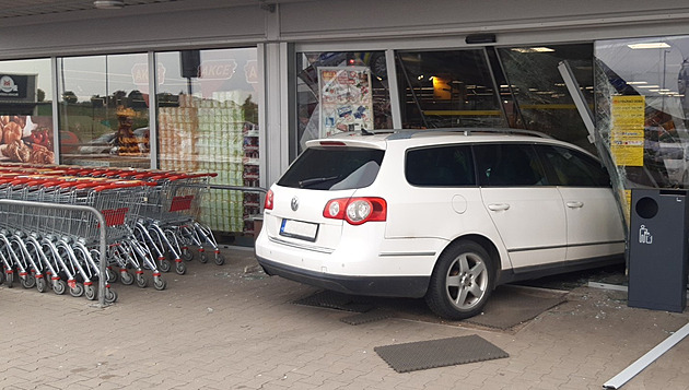 Žena vjela automobilem do vchodu supermarketu, spletla si brzdu s plynem