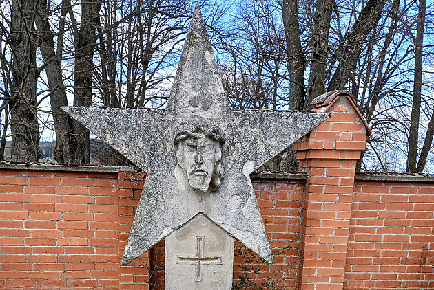 Nejznámějším dílem sochaře Willibalda Russe je patrně unikátní rozhledna