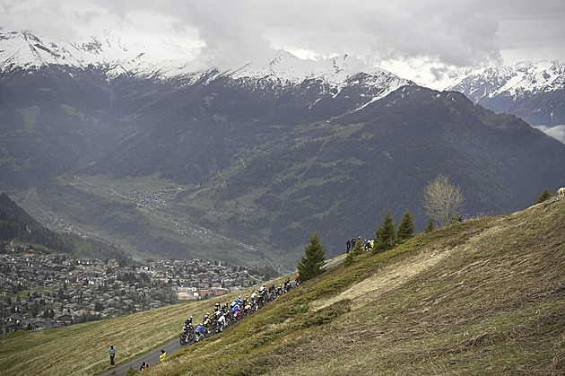 ONLINE: Nejpodivnější etapa Gira. Sprinterům stojí v cestě jeden kopec