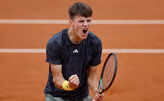 Životní titul a obří skok. Sedmnáctiletý Menšík ovládl challenger v Praze