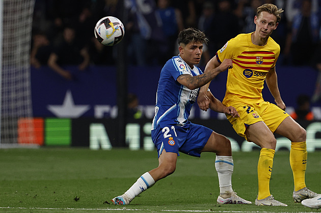 Barcelonský titul: davy v ulicích, úprk před chuligány. I tak nádhera, zářil Xavi