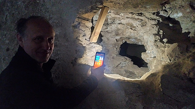 Pět set let zazděná místnost ukrývala mince, mohla sloužit jako pokladnice