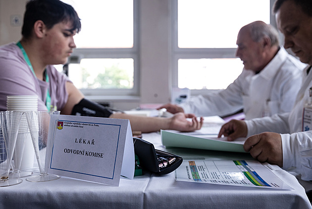 Na váhu, doklady sem. Armáda cvičí odvody, povolala aktivní zálohy