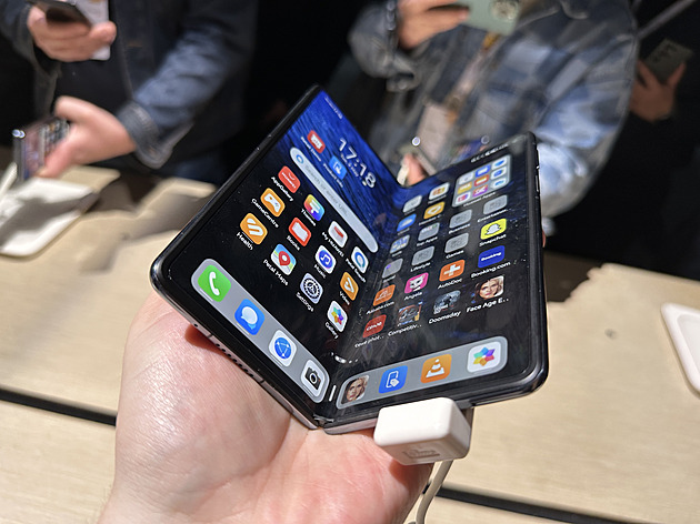 Nejtenčí ohebný smartphone dorazil do Evropy. Cena je extrémní
