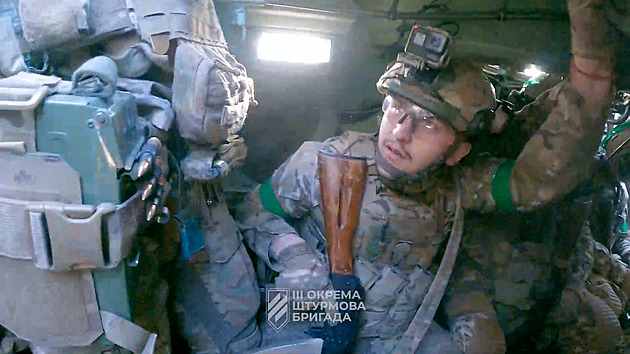 Útoky Ukrajinců naznačují velkou operaci, Rusko popírá prolomení linií