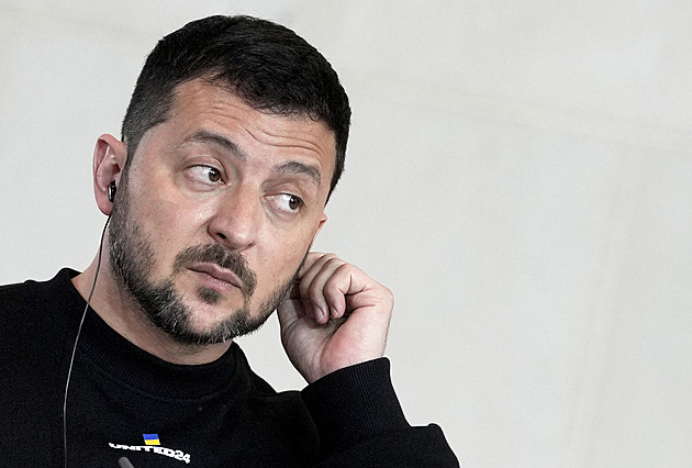 Pošleme Ukrajině stovky dronů a rakety, oznámil Londýn po příletu Zelenského