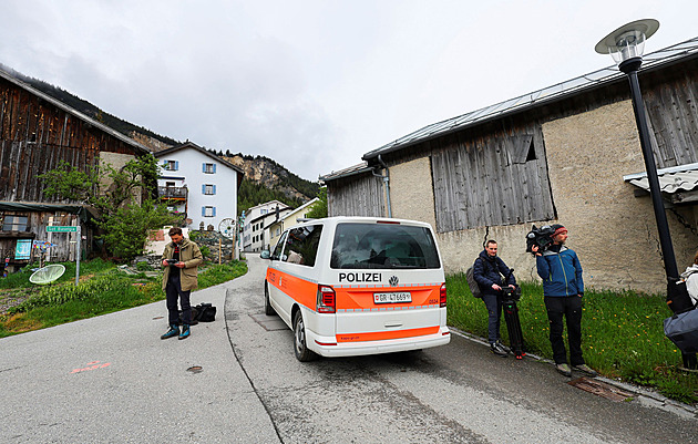 Švýcarskou ves museli narychlo vylidnit. V řádu dní se na ni může zřítit skála