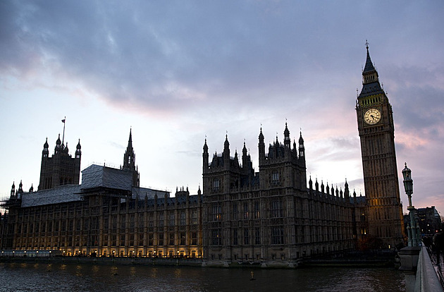 Britský parlament se rozpadá a je plný azbestu. Poslanci se bojí neštěstí
