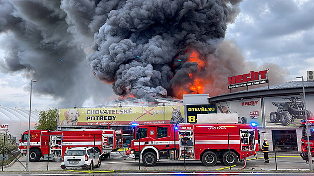 Vyhořela prodejna zahradní techniky v Tehovci u Prahy, škoda je kolem 60 milionů