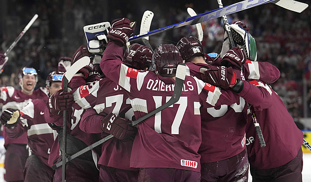 Děkujeme! Lotyši po hokejové výhře nosí v Rize kytice před českou ambasádu