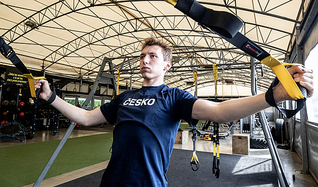 Sloužil v úklidové četě, na zápas jezdil s fanoušky. Teď je českým esem draftu NHL