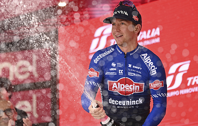 Evenepoel jako Neymar? O pádech, kapkách deště a kluzkých cestách na Giru