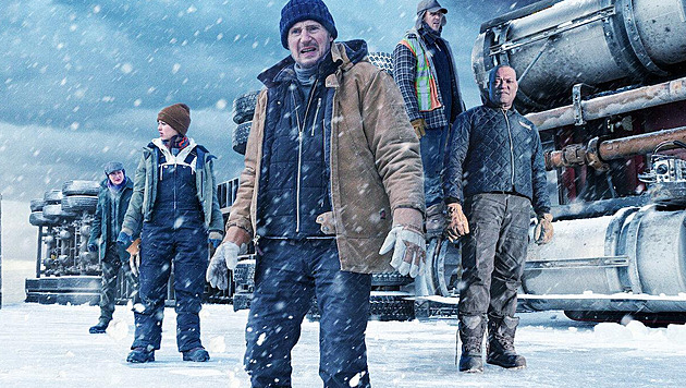 TELEVIZIONÁŘ: Liam Neeson zkouší v kamionu zdolat Mrazivou past