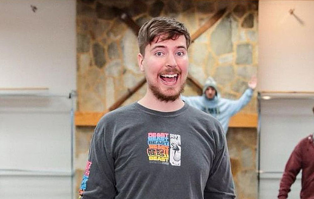 Nedávno ještě počítal do sta tisíc, teď youtuber kupuje svým přátelům domy