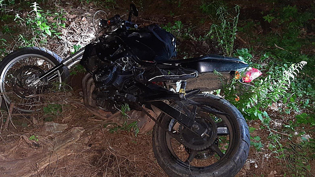 Motocyklista ujížděl policii skoro 200 km/h, v lese se jim snažil zmizet i pěšky