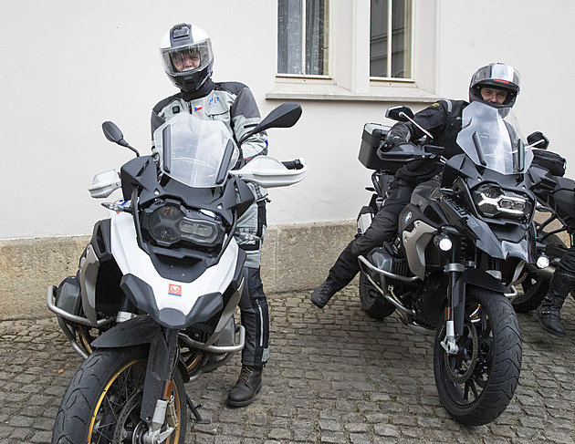 Zámek v Lánech obsadili harleyáři. Pro charitu se s nimi projel i prezident