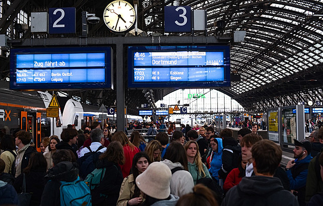 Zpoždění, stávky, staré vlaky. Německé dráhy zkoušejí lákat na levnou jízdenku