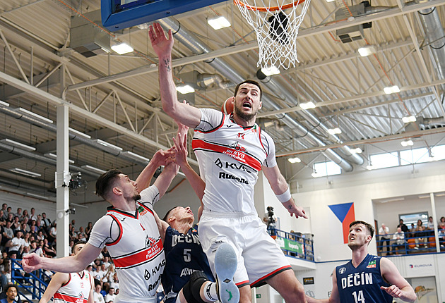 Pardubičtí basketbalisté napodobili doma Děčín a vyrovnali sérii