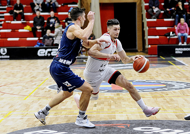 Basketbalisté Pardubic ve třetím semifinále poprvé porazili Děčín
