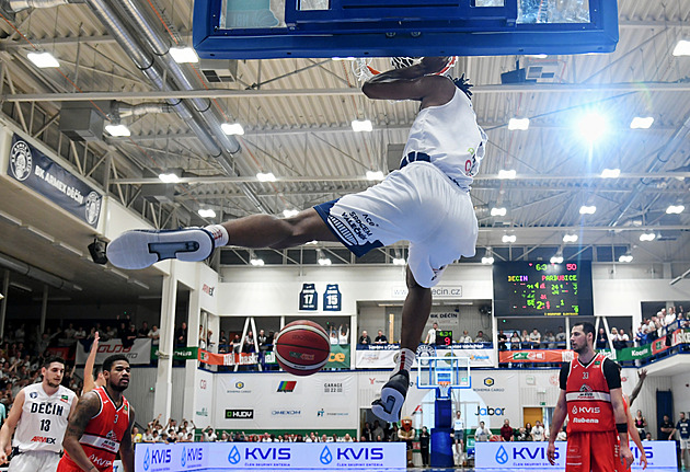 Z prasárny standard? Basketbal řeší rukotřes, Repeša věštil jako Nostradamus