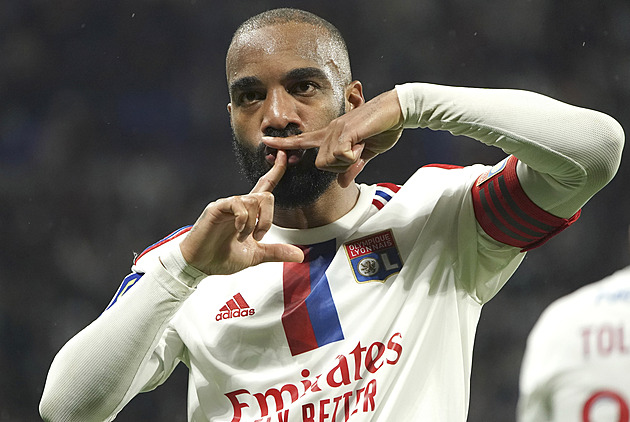 Lyon porazil Monako a bojuje o poháry, Lacazette dotáhl Mbappého