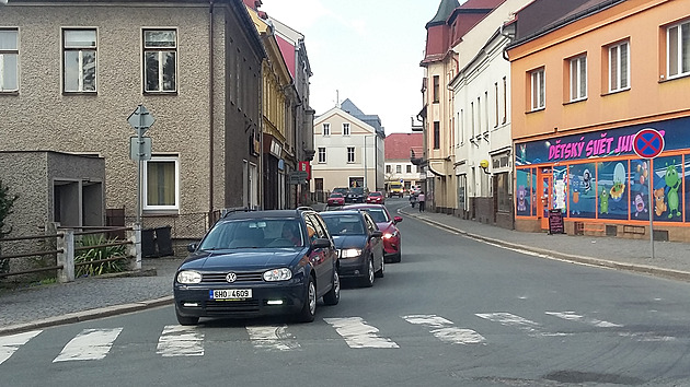 Hustá doprava sužuje střed Hronova, kraj připravuje aspoň krátký obchvat