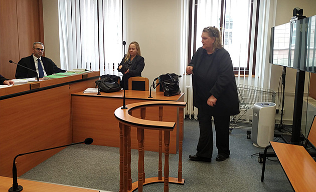 Iva Wastlová u Krajského soudu v Plzni (16. května 2023)