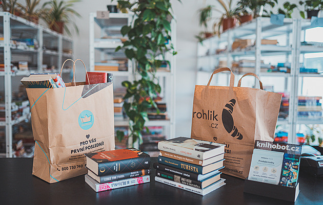 Pošli knihu přes Rohlík. Knihobot spojil síly s online prodejcem potravin