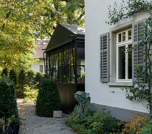 Zarostlý dům vysekali z hromady roští. Přístavba ho pořádně přifoukla