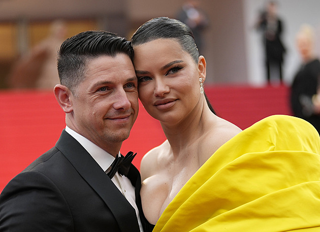 Oteklá po plastice? Ne, jen unavená máma tří dětí, napsala Adriana Lima