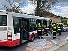 Nehoda autobusu a osobn�ho auta v ulici Kam�ck� v Praze (11. kv�tna 2023).
